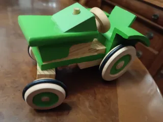 Tractor de madera verde 15cms* 9cms*8cms