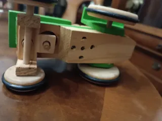 Tractor de madera verde 15cms* 9cms*8cms