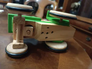 Tractor de madera verde 15cms* 9cms*8cms