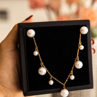 Collar de perlas oro y blanco