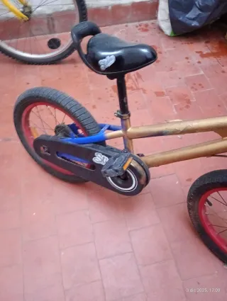 Bicicleta infantil dorada