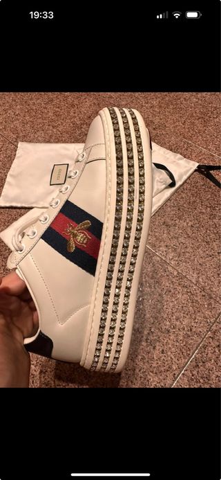 Zapatillas Gucci Blancas con Detalles Dorados