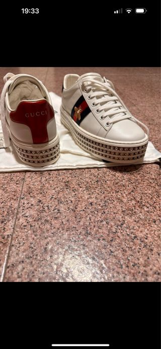 Zapatillas Gucci Blancas con Detalles Dorados