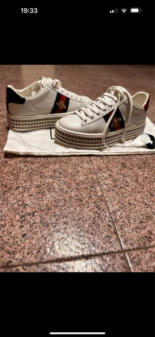Zapatillas Gucci Blancas con Detalles Dorados