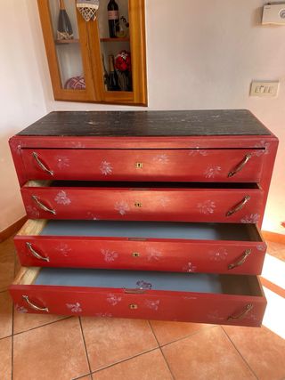 Elegante cassettiera vintage restaurata