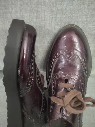 Zapatos de charol burdeos