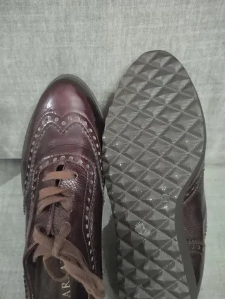 Zapatos de charol burdeos