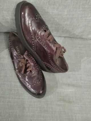 Zapatos de charol burdeos