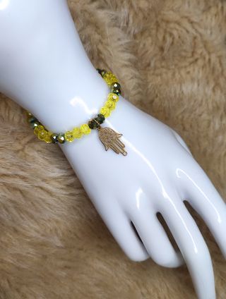 Pulsera cristal verde con mano de Fátima dorada