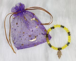 Pulsera cristal verde con mano de Fátima dorada