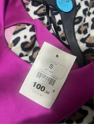 Vestido morado con lazo blanco