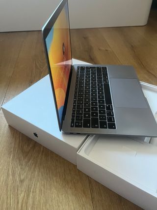 MacBook Pro 13 con caja y cargador