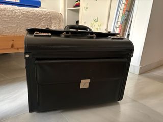 Maletín piel sintética negro con candado