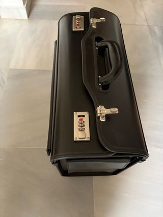 Maletín piel sintética negro con candado