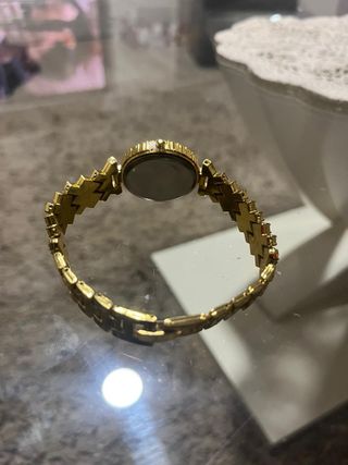 Reloj dorado llamativo y cómodo
