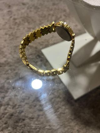 Reloj dorado llamativo y cómodo