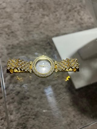Reloj dorado llamativo y cómodo