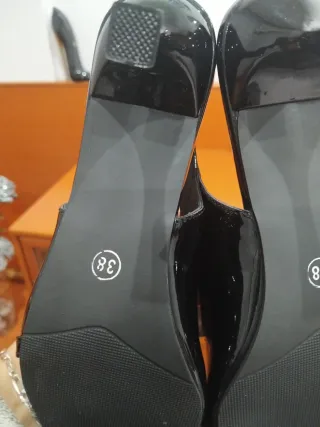 Zapatos de tacón negros de charol