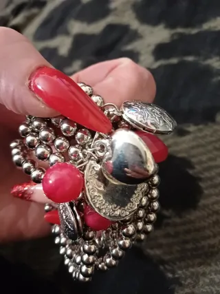 Bracciale con perle e ciondoli