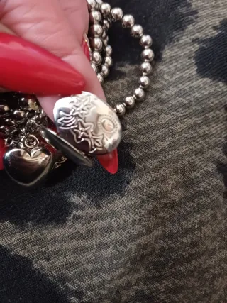 Bracciale con perle e ciondoli