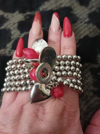 Bracciale con perle e ciondoli