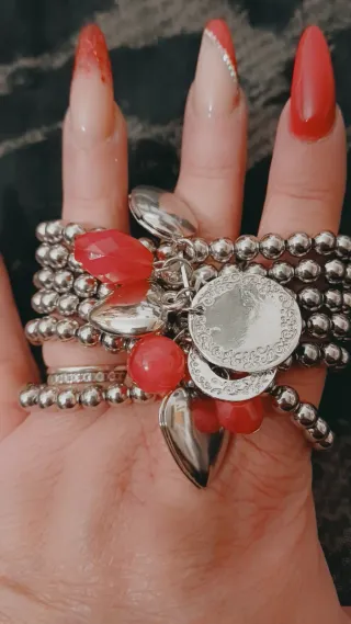 Bracciale con perle e ciondoli