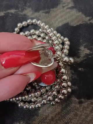 Bracciale con perle e ciondoli