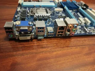 Placa Base Gigabyte GA-H77-D3H + Componentes