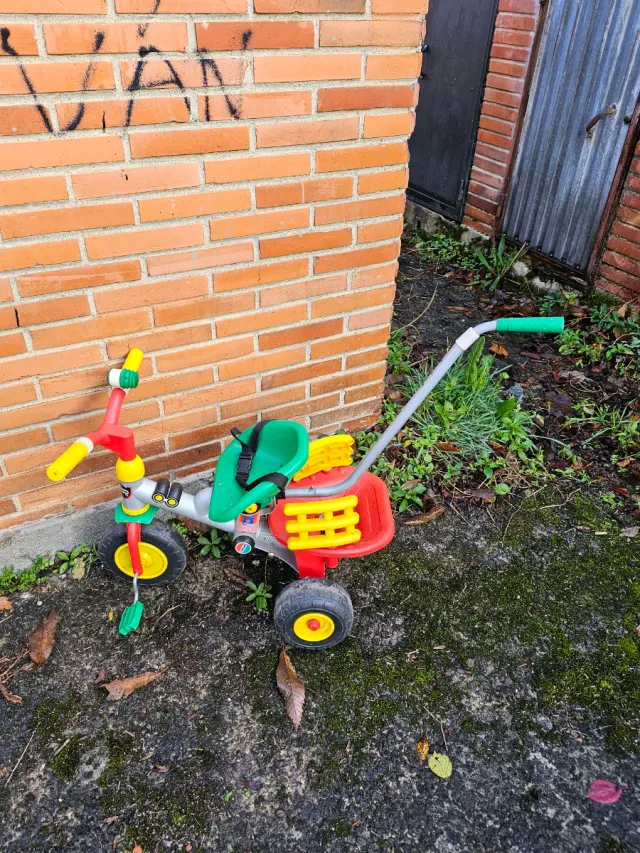 Triciclo infantil con empujador