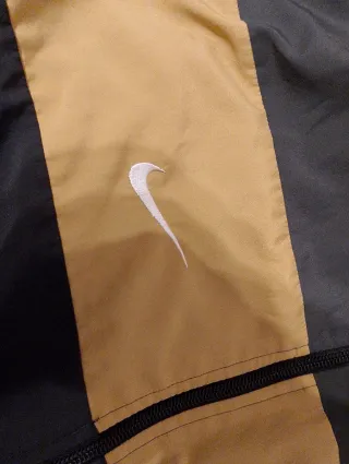 Chaqueta Nike Vintage Negra y Dorada