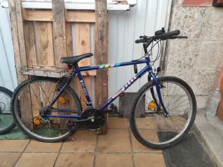 Bicicleta azul Megabike con cesta