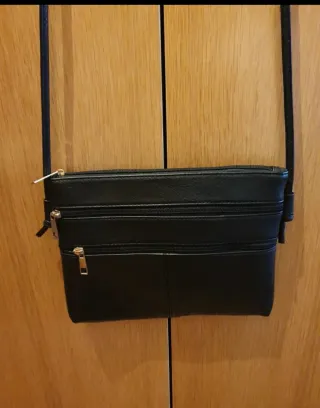 Bolso negro bandolera con cremalleras