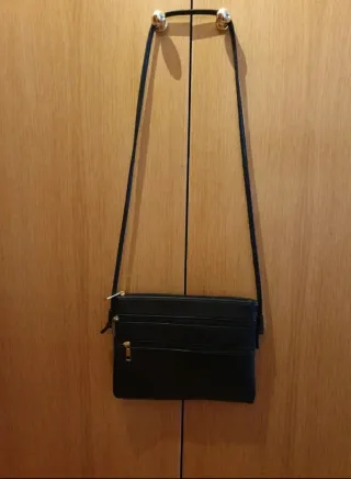 Bolso negro bandolera con cremalleras