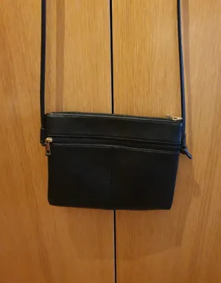 Bolso negro bandolera con cremalleras