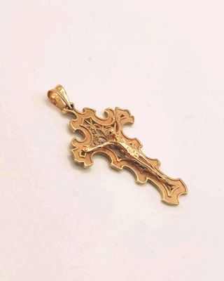 COLGANTE CRUZ CON CRISTO ORO 18K