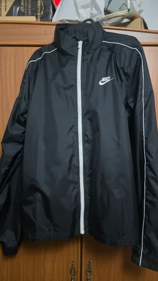 Chaqueta deportiva Nike negra