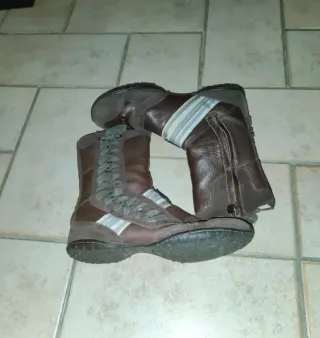 Stivali marroni con lacci