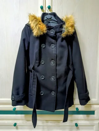 Abrigo corto negro con capucha