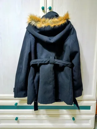 Abrigo corto negro con capucha