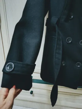 Abrigo corto negro con capucha