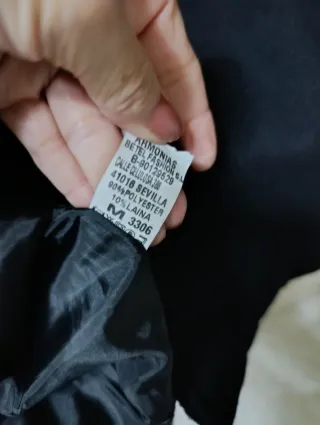 Abrigo corto negro con capucha