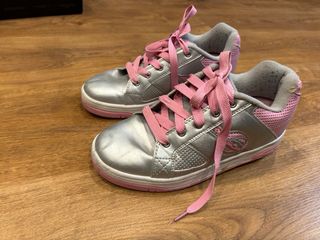 Heelys grises plateado y rosas con ruedas