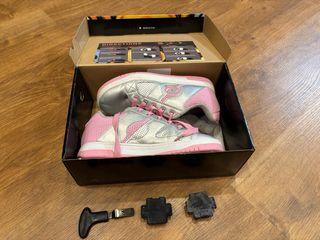 Heelys grises plateado y rosas con ruedas