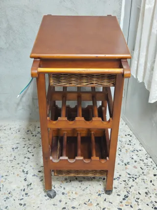 Botellero de madera con ruedas