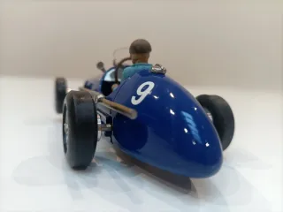 Ferrari 500 Louis Rosier, Resina Penélope Pitlane