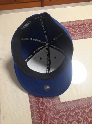 Gorra DC Shoes Plana Azul y Blanca