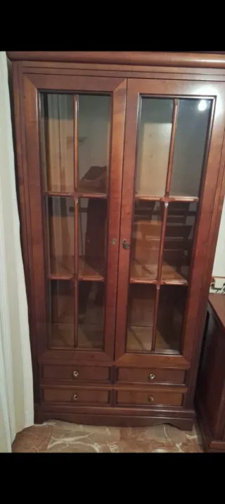 Vitrina clásica de madera y cristal