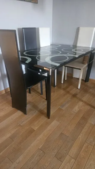 Mesa Comedor Cristal y 4 Sillas Piel