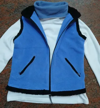 Set Pile Donna: Gilet Blu e Maglia Bianca