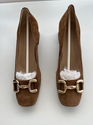 Zapatos salón Latouche marrones con hebilla dorada
